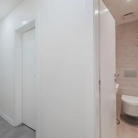 Flat In A Calm Neighborhood 3 *